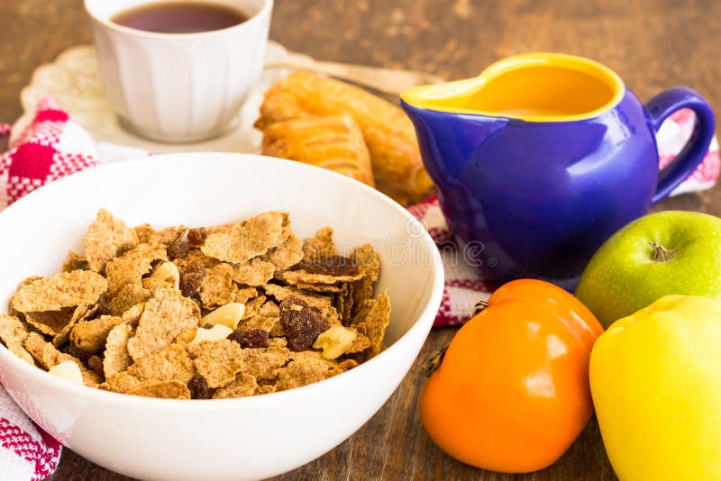 Granola delicioso y sano con las frutas, las nueces y la leche secas. imagenes de archivo Granola delicioso y sano con las frutas, las nueces y la leche secas. imagenes de archivo
