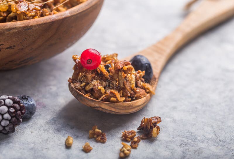 Granola du matin, Fruits, Berries dans un bol sur fond de béton gris Grandes céréales pour le petit-déjeuner Concept de régime al photos libres de droits Granola du matin, Fruits, Berries dans un bol sur fond de béton gris Grandes céréales pour le petit-déjeuner Concept de régime al photos libres de droits