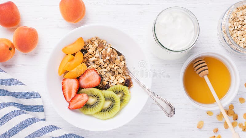 Granola et yaourt sur la table images libres de droits Granola et yaourt sur la table images libres de droits