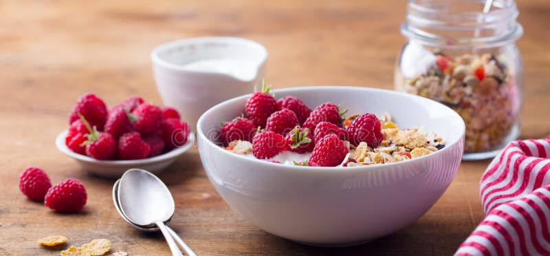 Granola fraîche de petit déjeuner sain, muesli avec du yaourt et baies sur le fond en bois photos libres de droits Granola fraîche de petit déjeuner sain, muesli avec du yaourt et baies sur le fond en bois photos libres de droits