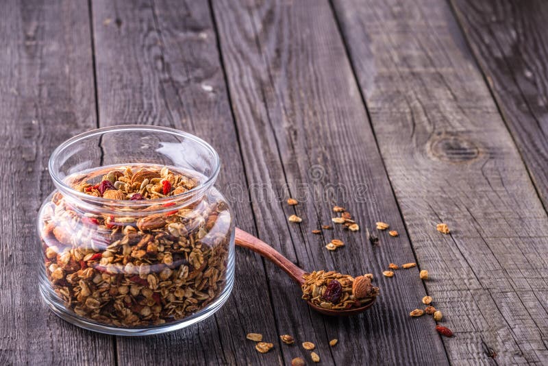 Granola hecho en casa en el tarro de cristal foto de archivo Granola hecho en casa en el tarro de cristal foto de archivo
