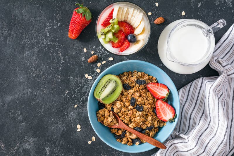 Granola hecho en casa, leche y frutas frescas para el desayuno sano imágenes de archivo libres de regalías Granola hecho en casa, leche y frutas frescas para el desayuno sano imágenes de archivo libres de regalías
