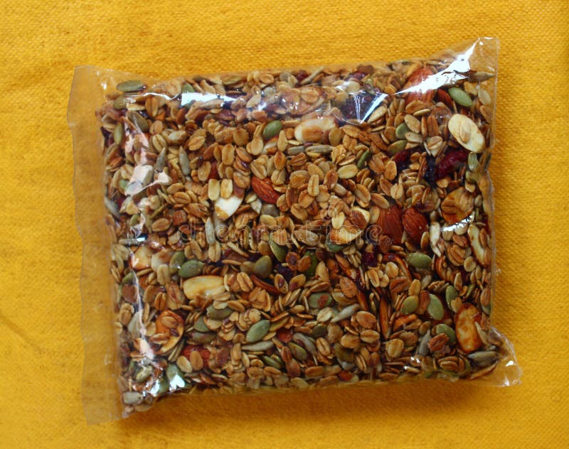 Granola im Plastikpaket stockbild Granola im Plastikpaket stockbild