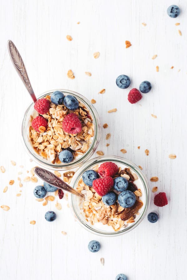 Granola med bär och yoghurt i krus royaltyfri fotografi Granola med bär och yoghurt i krus royaltyfri fotografi
