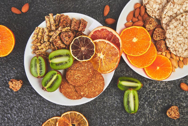 Здоровые закуски - бар granola овса разнообразия, хрустящая корочка риса, миндалина, киви, высушенный апельсин стоковое изображение Здоровые закуски - бар granola овса разнообразия, хрустящая корочка риса, миндалина, киви, высушенный апельсин стоковое изображение