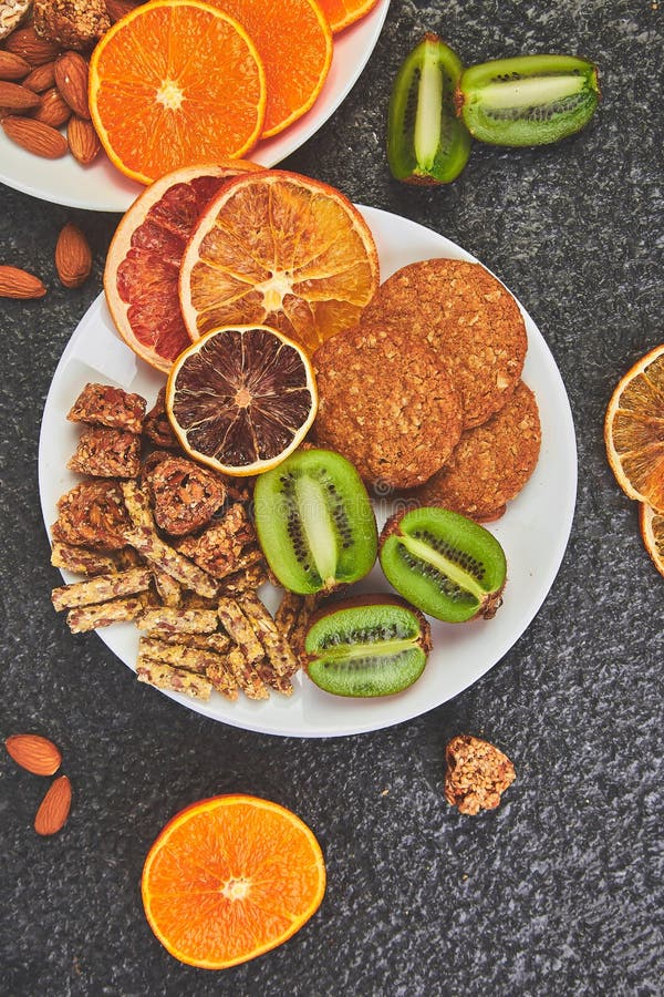 Здоровые закуски - бар granola овса разнообразия, хрустящая корочка риса, миндалина, киви, высушенный апельсин стоковые фотографии rf Здоровые закуски - бар granola овса разнообразия, хрустящая корочка риса, миндалина, киви, высушенный апельсин стоковые фотографии rf
