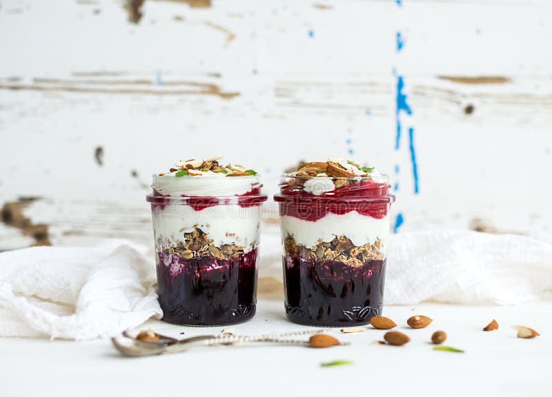 Granola βρωμών γιαουρτιού με τα μούρα, το μέλι και τα καρύδια μέσα στοκ εικόνες Granola βρωμών γιαουρτιού με τα μούρα, το μέλι και τα καρύδια μέσα στοκ εικόνες