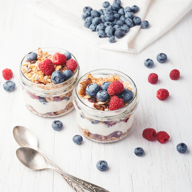 Granola με τα μούρα και γιαούρτι στα βάζα στοκ φωτογραφίες με δικαίωμα ελεύθερης χρήσης Granola με τα μούρα και γιαούρτι στα βάζα στοκ φωτογραφίες με δικαίωμα ελεύθερης χρήσης
