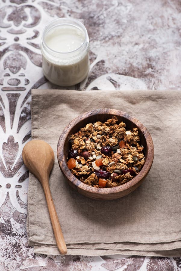 Granolamuesli met droge vruchten en zaden en yoghurt royalty-vrije stock foto's Granolamuesli met droge vruchten en zaden en yoghurt royalty-vrije stock foto's