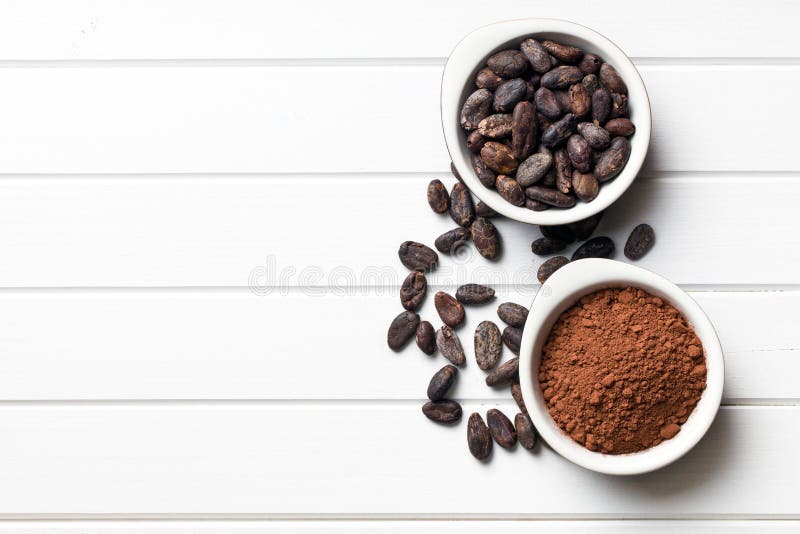 Granos de cacao y polvo de cacao en cuencos imágenes de archivo libres de regalías Granos de cacao y polvo de cacao en cuencos imágenes de archivo libres de regalías