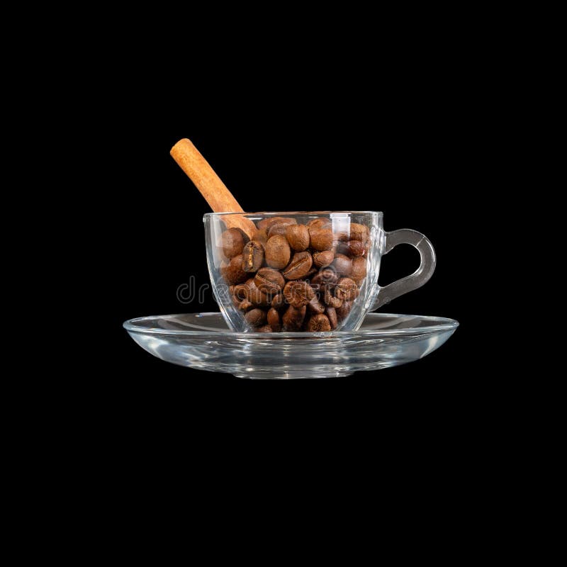 Granos de café aislados en un fondo negro. vainilla. Taza de café con granos aislados en el fondo negro. granos de café y vainilla stick en una taza de café con un platillo. vista lateral