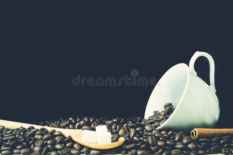Granos de café con la cuchara de madera, cubo del azúcar, palillos de canela y imagenes de archivo Granos de café con la cuchara de madera, cubo del azúcar, palillos de canela y imagenes de archivo