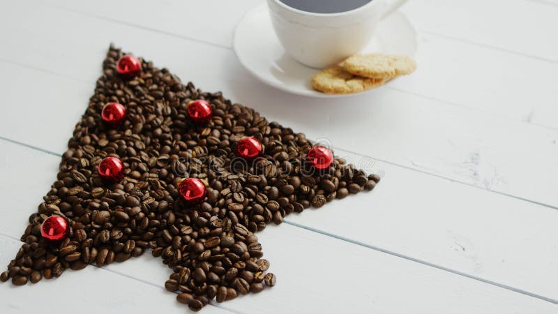 Granos de café en la forma de la conífera y de la taza imagen de archivo Granos de café en la forma de la conífera y de la taza imagen de archivo