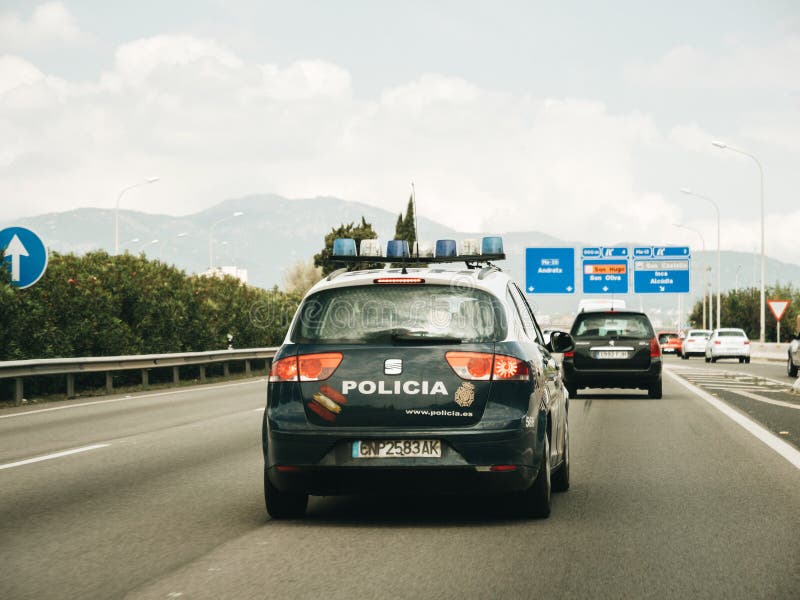 Granskande ö för polisbil av den Palma de Mallorca huvudvägen arkivfoton Granskande ö för polisbil av den Palma de Mallorca huvudvägen arkivfoton