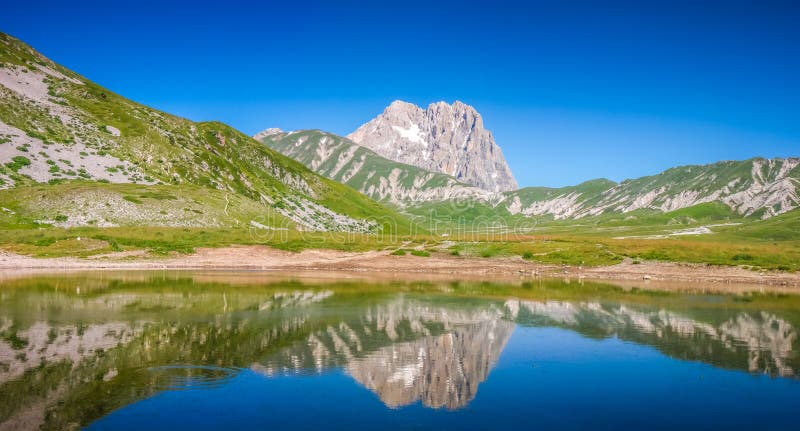 Granu Sasso halny szczyt przy Campo Imperatore plateau, Abruzzo, Włochy obraz stock Granu Sasso halny szczyt przy Campo Imperatore plateau, Abruzzo, Włochy obraz stock