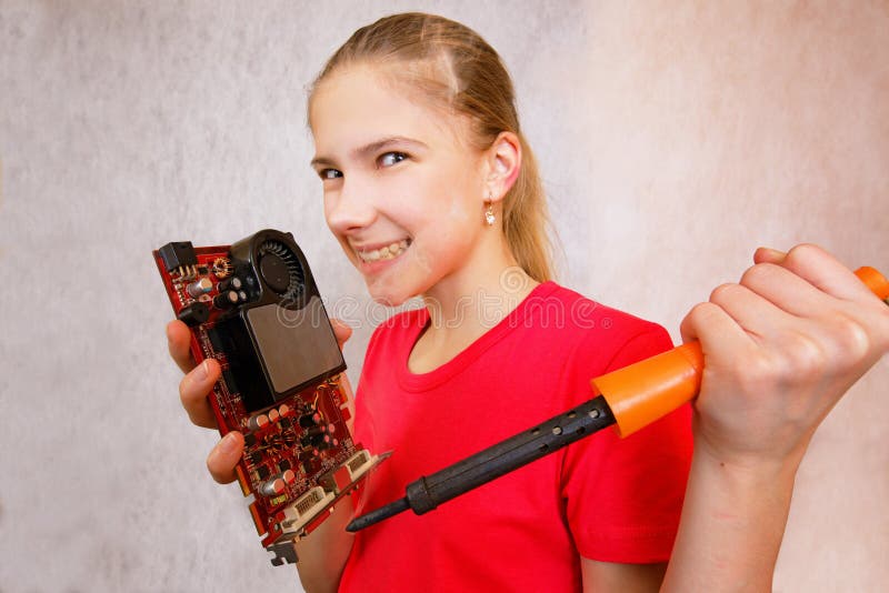 Humoristische uitbarstingen van een jonge computerreparateur stock fotografie