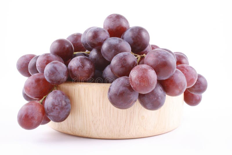 Un tazón de uvas en blanco.