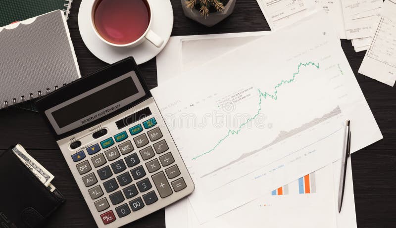Graphiques de calculatrice et de gestion sur le lieu de travail. Graphiques de calculatrice et de gestion avec du café et portefeuille sur le lieu de travail, analyser de l'information de bourse des valeurs, fond de rapport des concepts financiers et de comptabilité, l'espace de copie