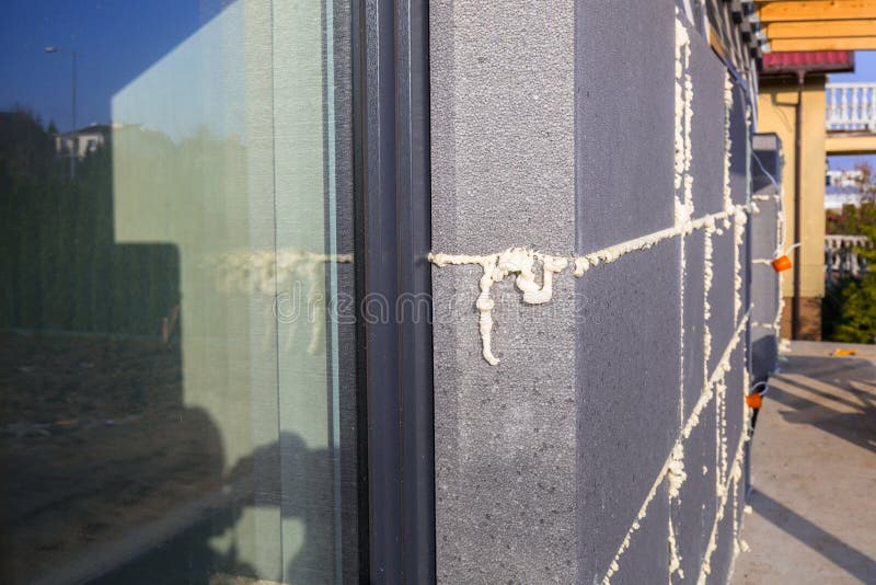 Graphitstyroschaumsonnenbestrahlung auf dem neuen Haus lizenzfreie stockfotografie Graphitstyroschaumsonnenbestrahlung auf dem neuen Haus lizenzfreie stockfotografie