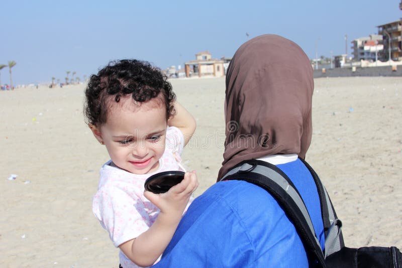 Grappig Arabisch Moslim Egyptisch Babymeisje Met Haar Moeder Stock