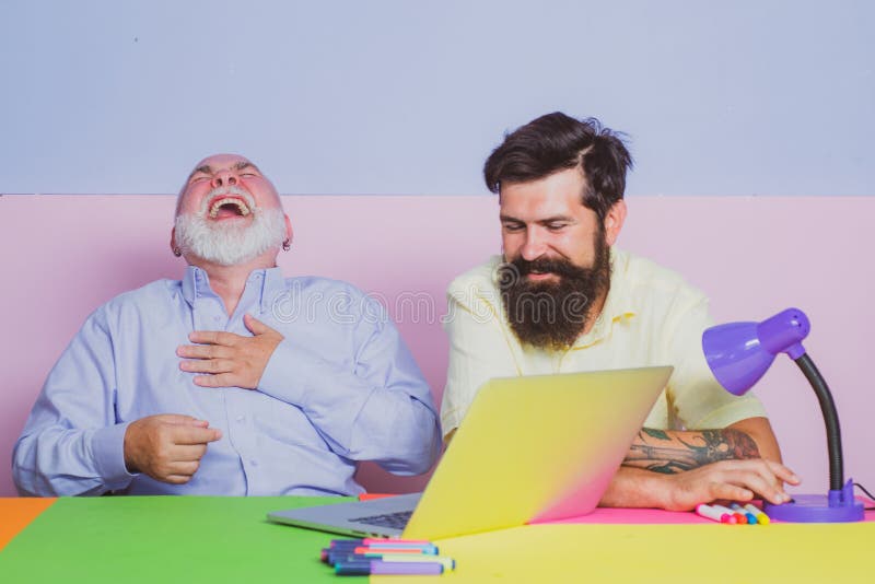 Grappig een foto van een zakenman met een overhemd die werkt met een laptop aan tafel Betrouwbaar team van zakenmannen van twee g royalty-vrije stock foto's Grappig een foto van een zakenman met een overhemd die werkt met een laptop aan tafel Betrouwbaar team van zakenmannen van twee g royalty-vrije stock foto's