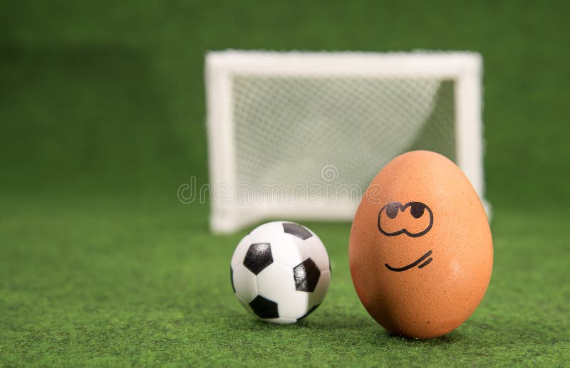 Grappig Ei En Voetbal Stock Afbeelding. Image Of Weide - 41192305
