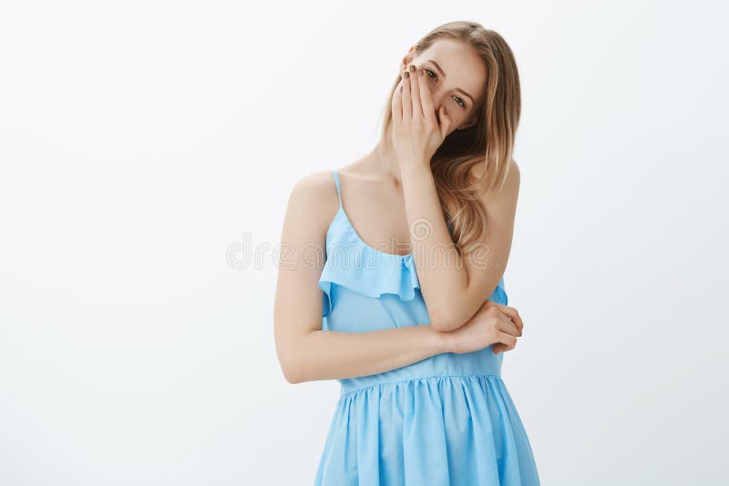 Grappig enthousiast meisje die, over broer overhellend hoofd lachen die mond behandelen met palm die pret hebben en voor de gek h stock foto's Grappig enthousiast meisje die, over broer overhellend hoofd lachen die mond behandelen met palm die pret hebben en voor de gek h stock foto's