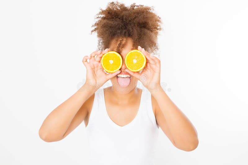 Grappig gezicht met uit tong Mooie jonge Afrikaanse Amerikaanse vrouw met oranje die fruit op witte achtergrond wordt geïsoleerd stock afbeeldingen Grappig gezicht met uit tong Mooie jonge Afrikaanse Amerikaanse vrouw met oranje die fruit op witte achtergrond wordt geïsoleerd stock afbeeldingen