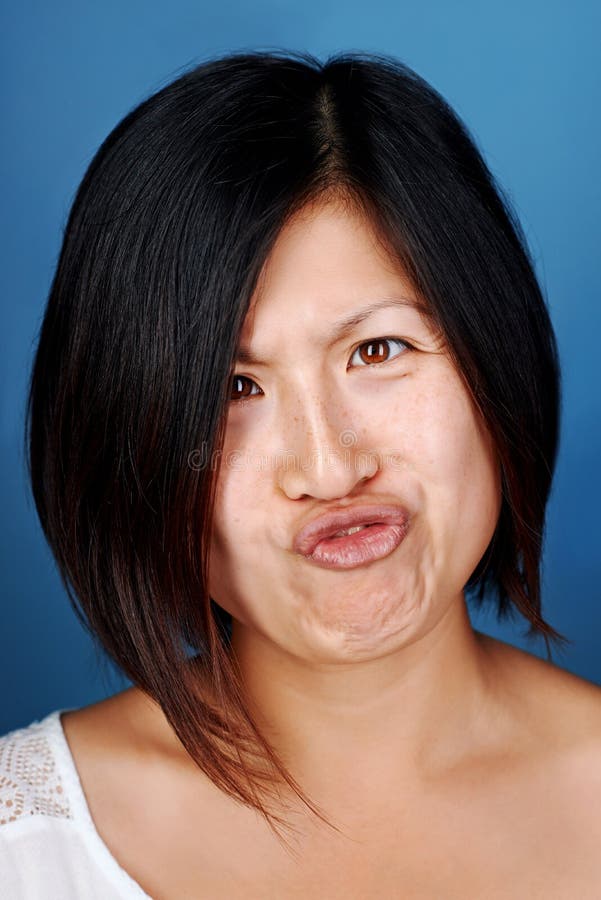 Grappig gezichts Chinees meisje stock foto Grappig gezichts Chinees meisje stock foto