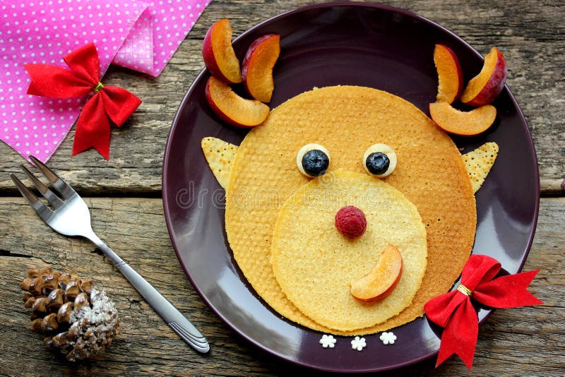 Grappig Kerstmisontbijt van pannekoeken royalty-vrije stock foto Grappig Kerstmisontbijt van pannekoeken royalty-vrije stock foto