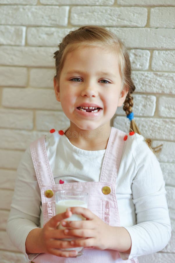 Grappig meisje met glas melk stock foto's Grappig meisje met glas melk stock foto's