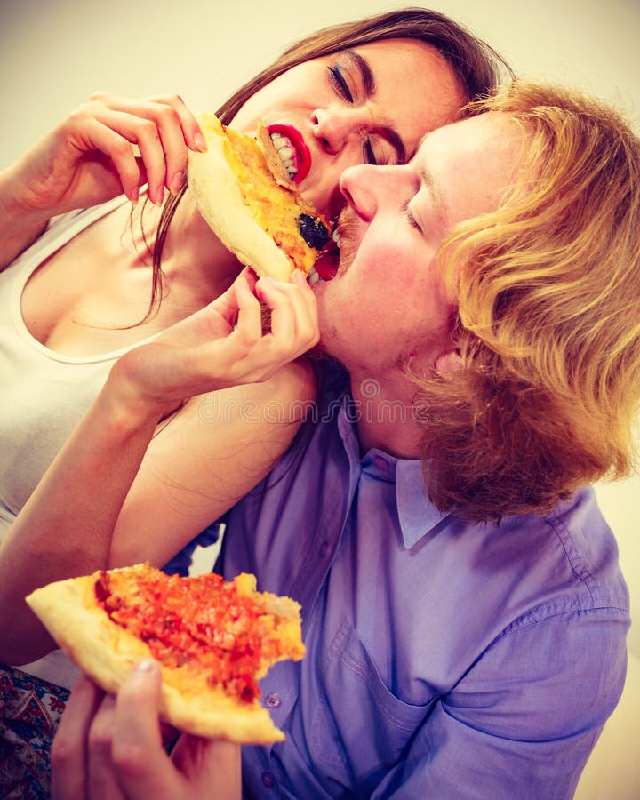 Grappig paar die pizza eten royalty-vrije stock foto's Grappig paar die pizza eten royalty-vrije stock foto's
