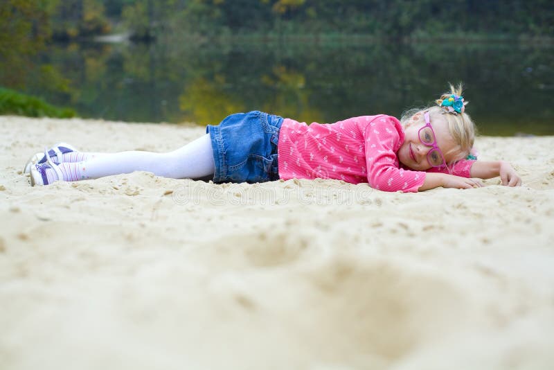 Grappig portret van emotioneel meisje in roze glazen royalty-vrije stock afbeelding Grappig portret van emotioneel meisje in roze glazen royalty-vrije stock afbeelding