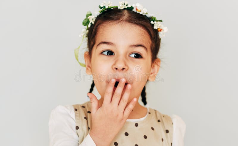Grappig verrast meisje met bloemen op haar, het glimlachen, die een verrassingsgift voor haar verjaardag met gelukkige uitdrukkin stock afbeeldingen Grappig verrast meisje met bloemen op haar, het glimlachen, die een verrassingsgift voor haar verjaardag met gelukkige uitdrukkin stock afbeeldingen