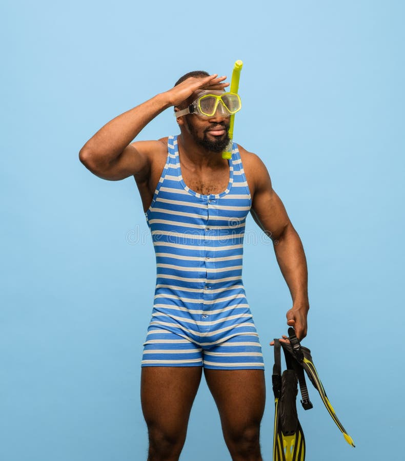 Wat tevredenheid Evolueren Grappige Afrikaanse Man in Zwempak Bril Geïsoleerd Op Blauwe Achtergrond  Stock Foto - Image of grappig, ontwerp: 213733496