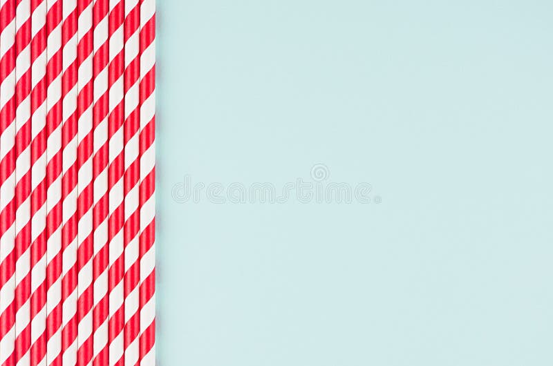 Grappige feestelijke heldere abstracte achtergrond - het gestreepte rode cocktailstro op de munt van het pastelkleursuikergoed kl royalty-vrije stock afbeelding Grappige feestelijke heldere abstracte achtergrond - het gestreepte rode cocktailstro op de munt van het pastelkleursuikergoed kl royalty-vrije stock afbeelding