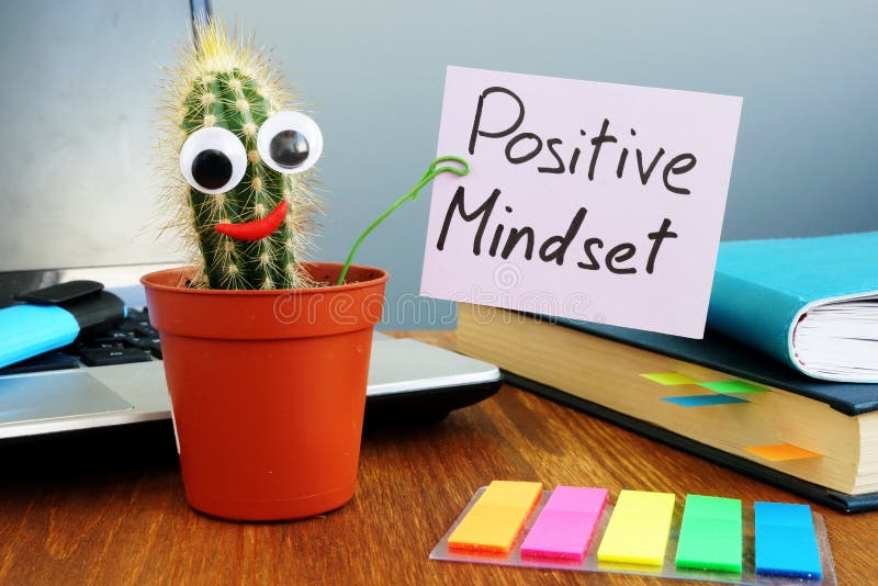 Grappige het teken Positieve denkrichting van de cactusholding stock foto's Grappige het teken Positieve denkrichting van de cactusholding stock foto's