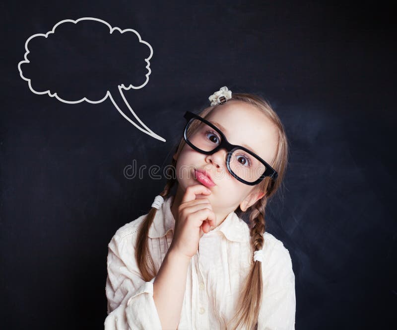 Grappige meisjeleerling met het krijttekening van toespraakwolken stock fotografie Grappige meisjeleerling met het krijttekening van toespraakwolken stock fotografie