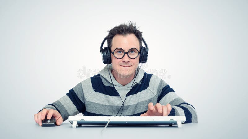 Grappige mens met hoofdtelefoons voor computer stock foto's Grappige mens met hoofdtelefoons voor computer stock foto's