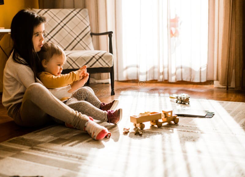 Grappige mooie zusters die pret in de ruimte hebben royalty-vrije stock afbeeldingen