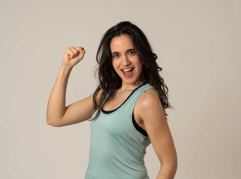 Grappige sportieve mooie donkerbruine vrouw in en gelukkig sportkleren die uitrekken zich stellen royalty-vrije stock fotografie Grappige sportieve mooie donkerbruine vrouw in en gelukkig sportkleren die uitrekken zich stellen royalty-vrije stock fotografie