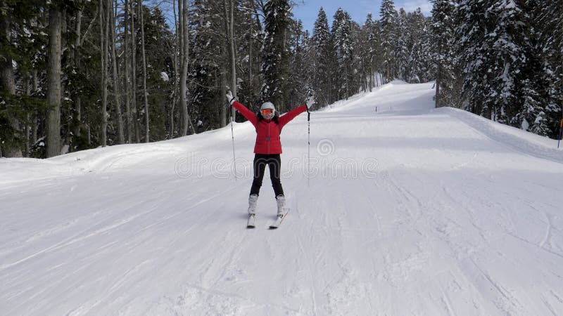 Grappige vrouwelijke skiërs skiën de sneeuwskipiste in sneeuwbergen in winterzonnig
