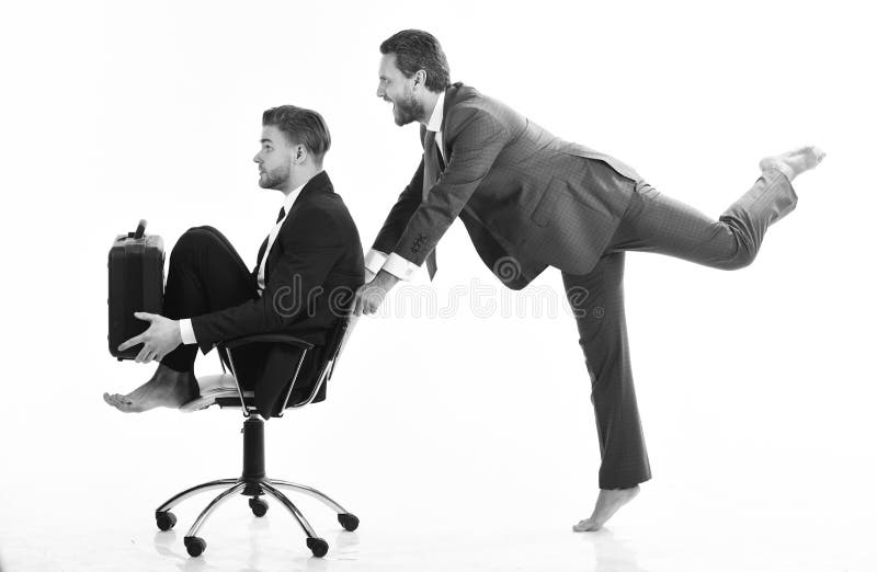 Grappige zaken, succesconcept De bedrijfsmensen hebben pret en rit op bureaustoel stock foto Grappige zaken, succesconcept De bedrijfsmensen hebben pret en rit op bureaustoel stock foto