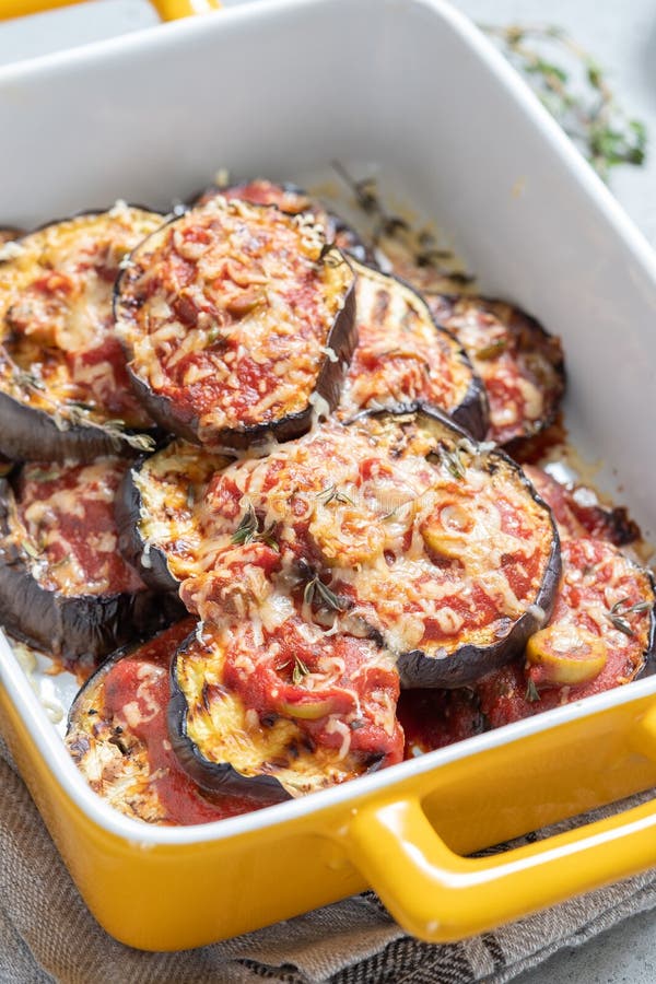 Gratin met geroosterde aubergine, tomatensaus en kaas royalty-vrije stock foto Gratin met geroosterde aubergine, tomatensaus en kaas royalty-vrije stock foto