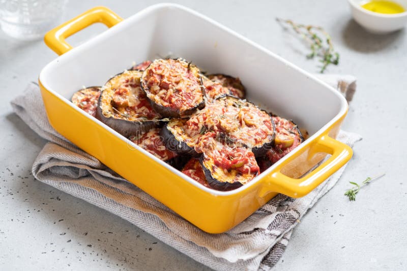 Gratin με την ψημένη στη σχάρα μελιτζάνα, τη σάλτσα ντοματών και το τυρί στοκ εικόνα με δικαίωμα ελεύθερης χρήσης Gratin με την ψημένη στη σχάρα μελιτζάνα, τη σάλτσα ντοματών και το τυρί στοκ εικόνα με δικαίωμα ελεύθερης χρήσης