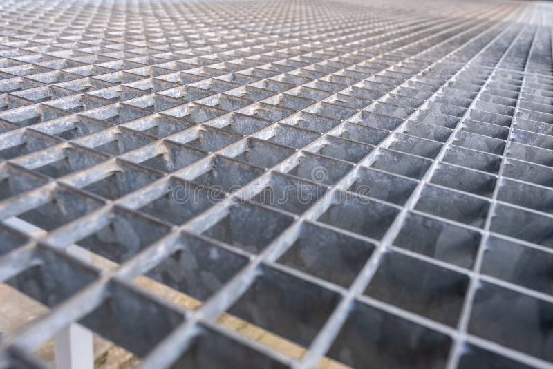 Grato di ferro galvanizzato grigio, vista prospettica Pavimentazione in metallo fotografie stock Grato di ferro galvanizzato grigio, vista prospettica Pavimentazione in metallo fotografie stock