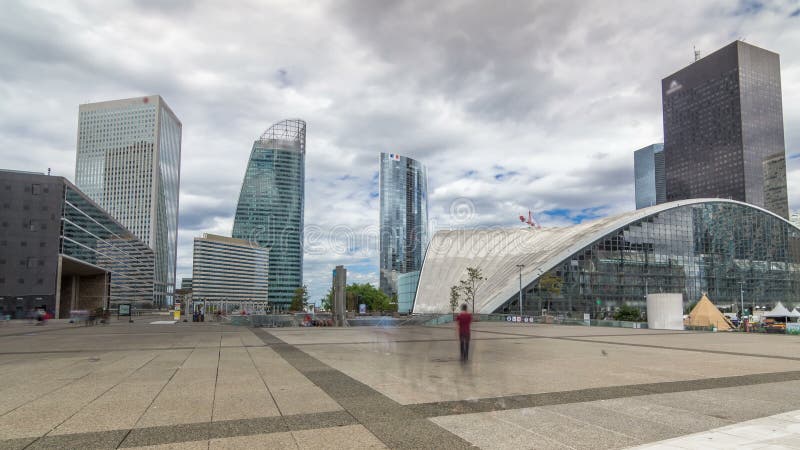 Grattacieli dell'affare moderno del hyperlapse del timelapse della difesa della La e distretto finanziario a Parigi con i grattac