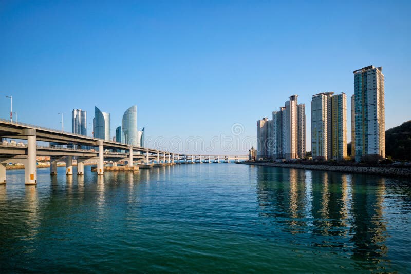 Grattacieli di Busan e ponte di Gwangan, Corea del Sud immagini stock libere da diritti