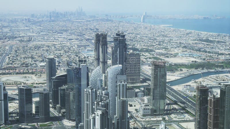 Grattacieli moderni nell'area del canale idrico Dubai Creek in città fotografie stock libere da diritti Grattacieli moderni nell'area del canale idrico Dubai Creek in città fotografie stock libere da diritti