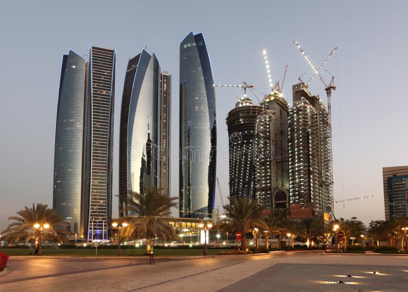 Grattacieli nell'Abu Dhabi al crepuscolo immagini stock libere da diritti Grattacieli nell'Abu Dhabi al crepuscolo immagini stock libere da diritti